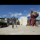 Der 12 m hohe Highland Terrier von Jeff Koons mit Blumen an der Oberfläche